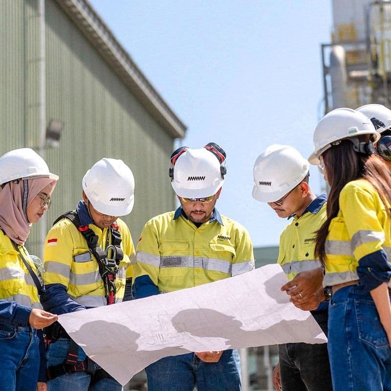 Peserta dan instruktur meninjau dokumen keselamatan kerja